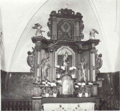 historické foto interiéru kostela (oltář)