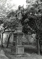 historické foto kostela (v pozadí)