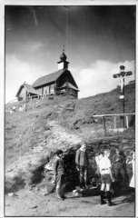 kaple na dobové pohlednici