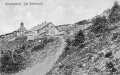 původní kamenná kaple na dobové pohlednici