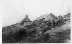 kaple na dobové pohlednici