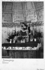 interiér kaple na dobové pohlednici