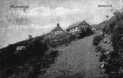 původní kamenná kaple na dobové pohlednici