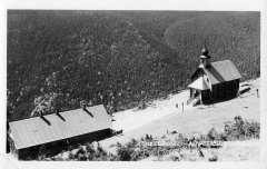 kaple na dobové pohlednici