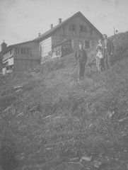 historické foto původní kamenné kaple (věž vykukující za chatou)