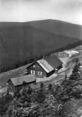 zbytky kaple po požáru (podezdívka v pozadí)