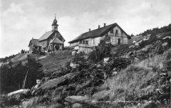 kaple na dobové pohlednici
