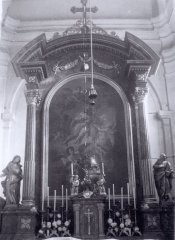 historické foto interiéru kostela - oltář