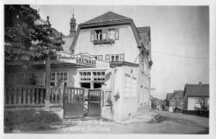 štít a věž kostela za restaurací