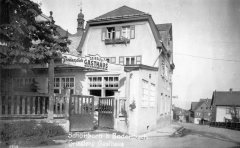 historické foto kostela (štít a věž za restaurací)