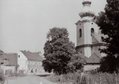 náves s kostelem