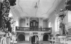 historické foto interiéru kostela (přední část)
