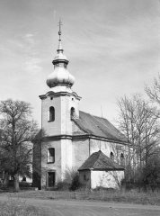 historické foto kostela s márnicí