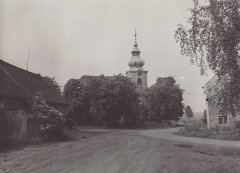 pohled z návsi ke kostelu