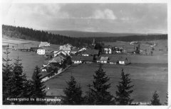 dobová pohlednice vsi s kaplí (vpravo u zatáčky silnice, v pozadí)