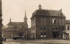 historické foto kostela (v pozadí)