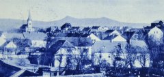 dobová pohlednice vsi s kostelem - výřez
