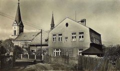 historické foto kostela (vlevo)