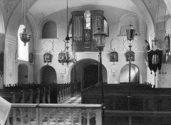 historické foto interiéru kostela (přední část)