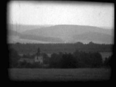 historické foto kostela (v pozadí)