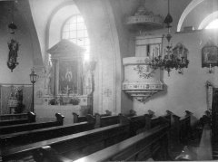 historické foto interiéru kostela (boční oltář a kazatelna)