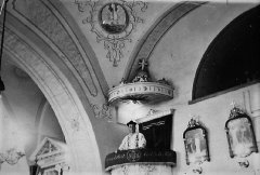 historické foto interiéru kostela, na kazatelně farář Josef Postelt