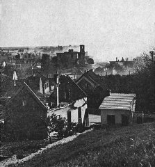 historické foto vypálené vsi s kostelem