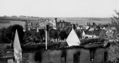 historické foto vypálené vsi s kostelem