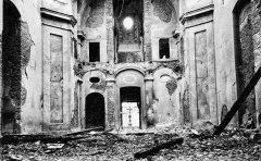 historické foto interiéru vypáleného kostela