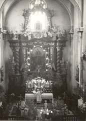 historické foto interiéru kostela (mši slouží farář Josef Štemberka)