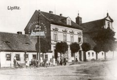 dobová pohlednice vsi s kostelem