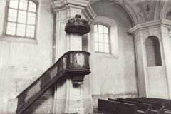 historické foto interiéru kostela - kazatelna