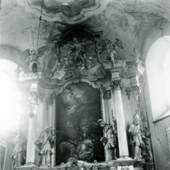 historické foto interiéru kostela (oltář)