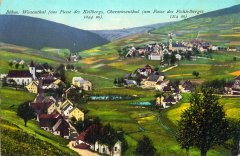 dobová pohlednice vsi s kostelem (vlevo)