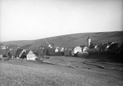 historické foto vsi s kostelem
