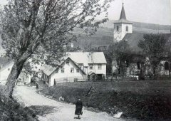 historické foto vsi s kostelem
