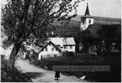 celkový pohled na ves s kostelem