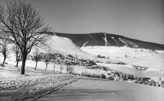 historické foto vsi s kostelem (vpravo dole)