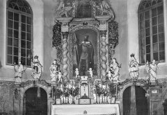 historické foto interiéru kostela - oltářní obraz sv. Václava s praporcem