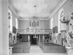 historické foto interiéru kostela - přední část