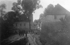 historické foto kostela (vlevo) a fary