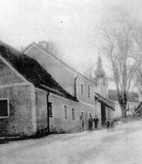 historické foto kostela (v pozadí)