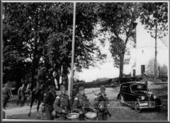 historické foto kostela (vpravo)