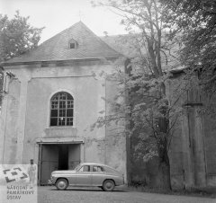 historické foto kostela (vpravo)