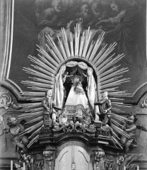 v centru pozornosti poutního kostela vždy stála milostná soška Panny Marie, před ní klečí dva horníci v historickém oděvu
