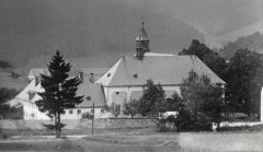 historické foto kostela (v pozadí)
