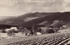 historické foto obou kostelů (kostel Nanebevzetí Panny Marie vlevo)