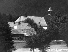 historické foto kostela (vpravo) - detail