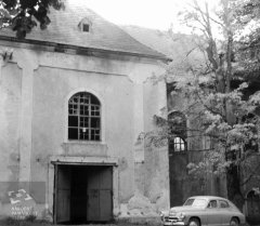 historické foto kostela (v pozadí)