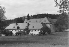 historické foto kostela (v pozadí) s klášterem